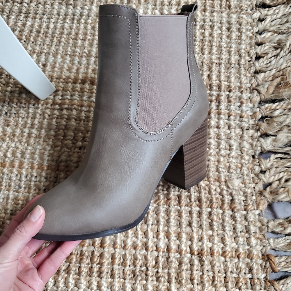 Tan color boots size 10 women's New with 3 inch high chunky heels by Lil… - Picture 5 of 6